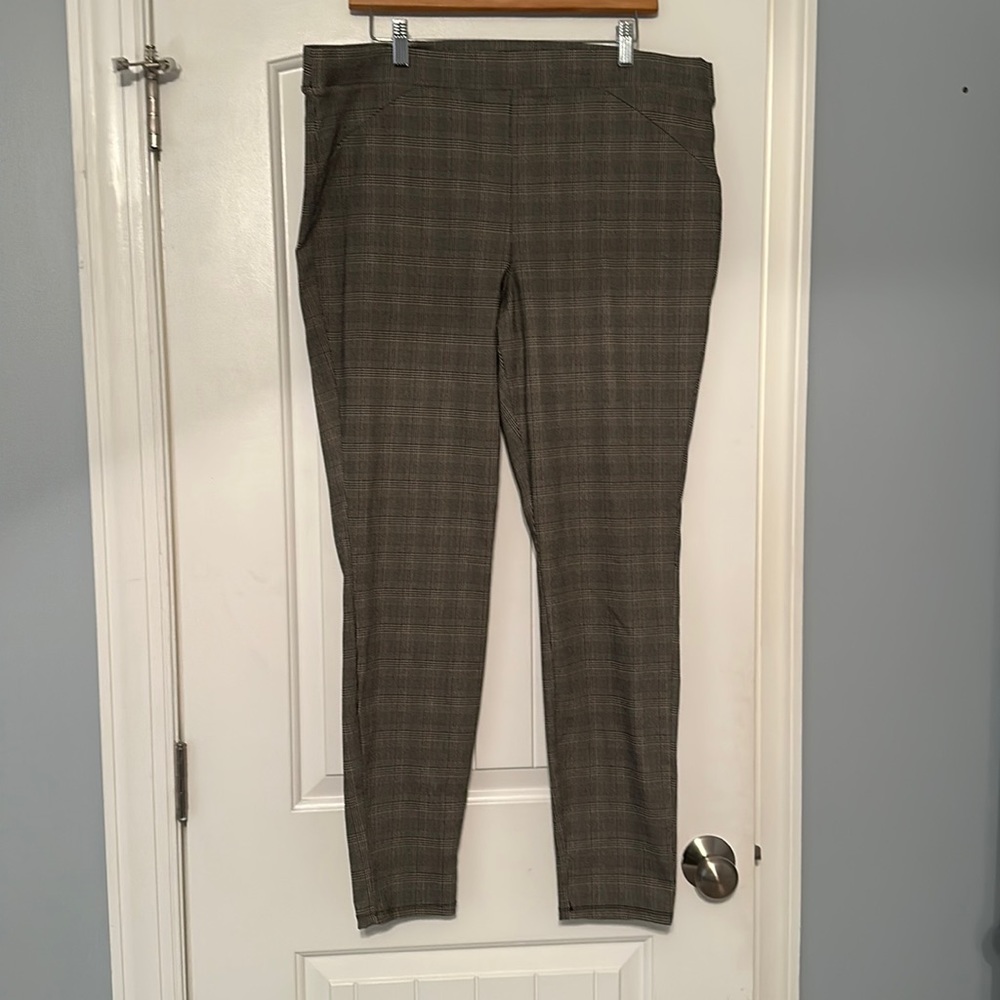 Vera Wang Women’s skinny dress pants